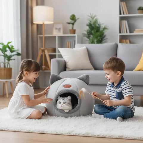 Lit chat hiver confortable avec un chat à l'intérieur, doux et cosy, parfait pour les nuits hivernales.