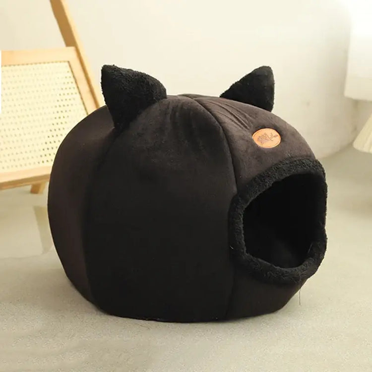 Lit chat hiver confortable avec un chat à l’intérieur, doux et cosy