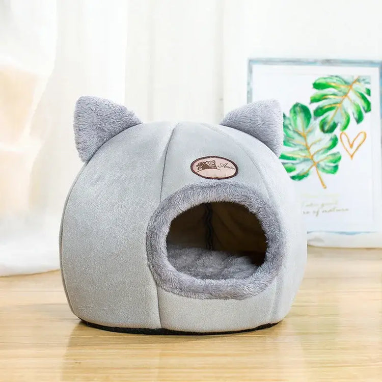 Lit chat hiver confortable avec un chat à l’intérieur, doux et cosy