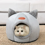 Lit chat hiver confortable avec un chat à l’intérieur, doux et cosy