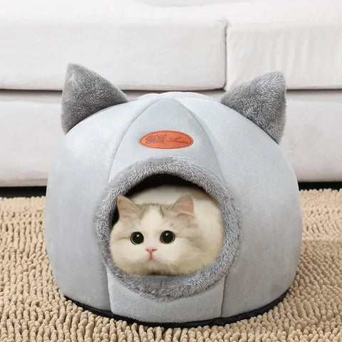 Lit chat hiver confortable avec un chat à l'intérieur, doux et cosy, parfait pour les nuits hivernales.
