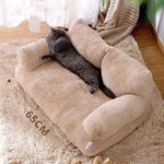Panier de luxe pour chat en peluche, doux et confortable avec chat allongé, offrant un espace relaxant.
