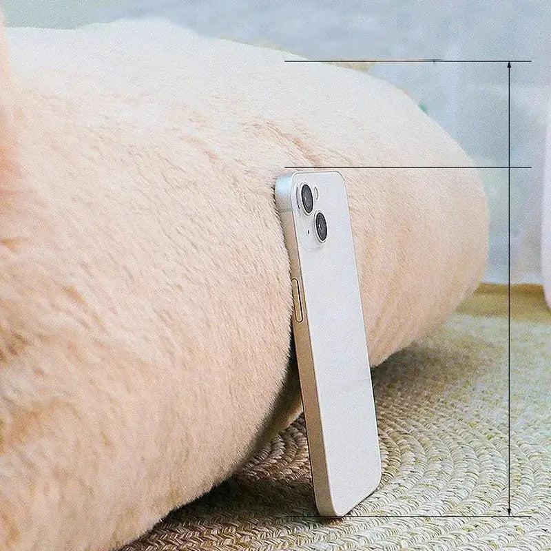 Panier de luxe pour chat avec un téléphone posé sur un oreiller doux et confortable, parfait pour le repos.