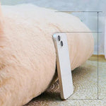 Panier de luxe pour chat avec un téléphone posé sur un oreiller doux et confortable, parfait pour le repos.