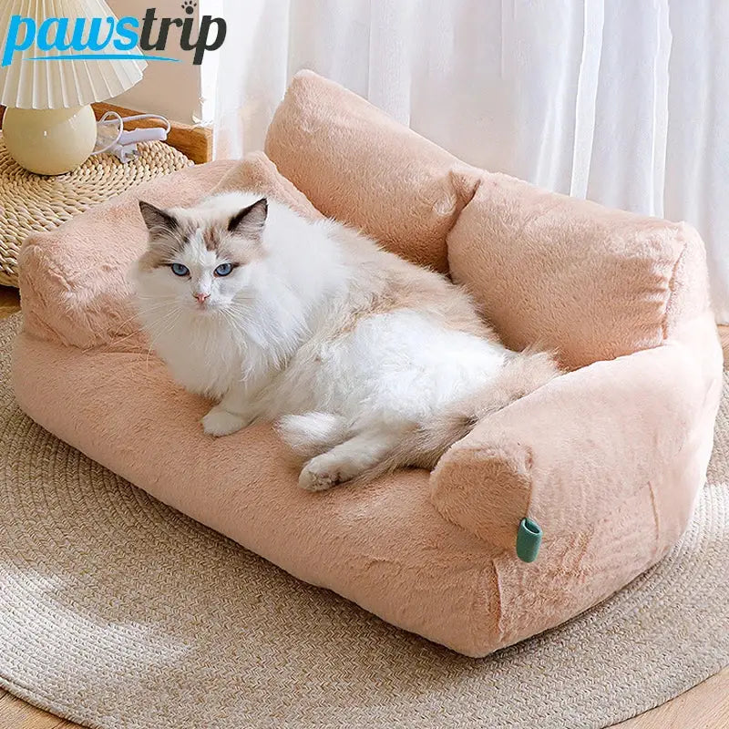 Panier de luxe pour chat doux et confortable avec un chat aux poils clairs se reposant dessus.