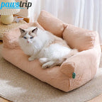 Panier de luxe pour chat doux et confortable avec un chat aux poils clairs se reposant dessus.