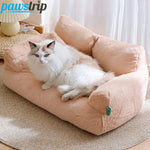 Panier de luxe pour chat doux et confortable avec un chat aux poils clairs se reposant dessus.