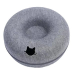 tunnel pour chat douillet en feutre gris, lit confortable pour chat, espace de repos et de jeu pour félins.